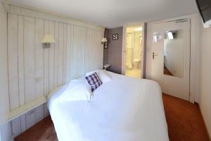 Hotels Hotel De La Cloche : photos des chambres