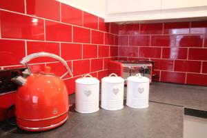 Media Manor - Fully Refurbished in 2022 - Large 6 Bedrooms, 3 Bathrooms plus Media Games Room