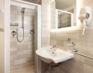 Double Room with Balcony and Sea View room in Hotel Riviera