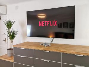 Neues City Center Piano Appartement mit Netflix