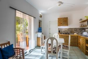 Apartment with pool & garden in beach area