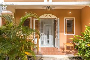 Apartment with pool & garden in beach area