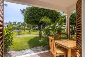 Apartment with pool & garden in beach area