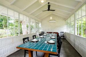 StayVistas Villaggio - Orchard Oasis with Pool, Expansive Lawn, Patio & Indoor Activities