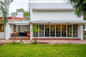 StayVistas Villaggio - Orchard Oasis with Pool, Expansive Lawn, Patio & Indoor Activities