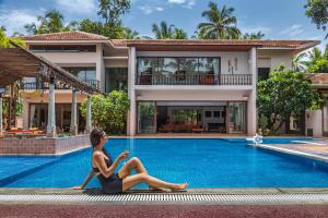 SaffronStays Casa Del Palms - 8BR luxury pool villa with gazebo, pickleball, bar & lawns near Nagaon Beach