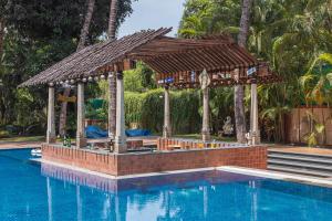 SaffronStays Casa Del Palms - 8BR luxury pool villa with gazebo, pickleball, bar & lawns near Nagaon Beach