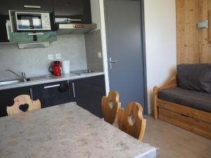 Studio rénové proche pistes avec balcon - FR-1-344-180