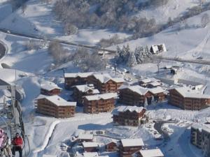 Spacieux appartement montagnard 3 chambres avec balcon - 6 pers, près des pistes, wifi inclus - FR-1-344-453