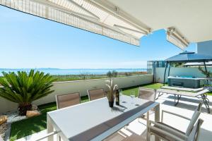 Beachfront Reiterer Villa V3 with Jacuzzi 30 meters from the Beach - CROWONDER LUXURY RENT