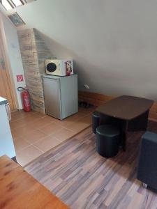 Chatka pod jaskyňou