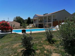 Villa Lembarrat vue sur côteaux jardin et piscine couverte, accès PMR facilité