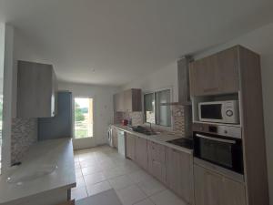 Villa Lembarrat vue sur côteaux jardin et piscine privée couverte, accès PMR facilité