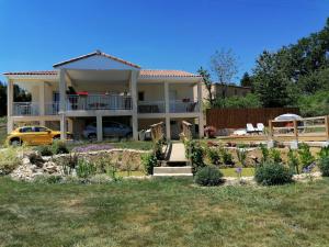 Villa Lembarrat vue sur côteaux jardin et piscine privée couverte, accès PMR facilité