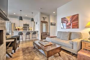 Grand Lake Condo with Balcony and Mountain Views