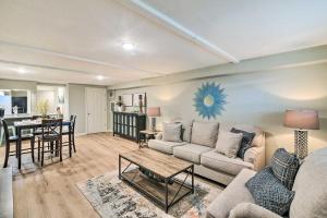 1 Mi to Seawall! Dog-Friendly Coastal Getaway