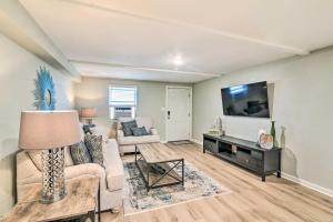 1 Mi to Seawall! Dog-Friendly Coastal Getaway