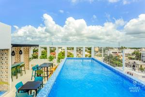 Chic Condotel with Roof Pool 10-Min Walk to Beach