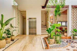 Chic Condotel with Roof Pool 10-Min Walk to Beach