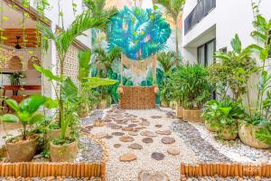 Chic Condotel with Roof Pool 10-Min Walk to Beach