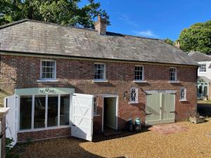 The Georgian Coach House:New Forest with hot tub