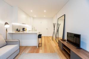 Downtown Wonder Flat w AC by LovelyStay
