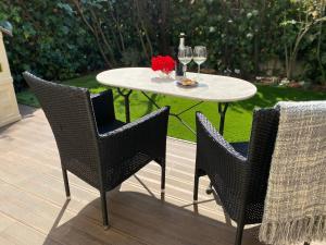 Casa Carolina: King Size Bed across from Golden Beach