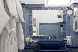 Junior Suite (3 Adults) with Terrace and Sea View room in Hotel Lisca Bianca