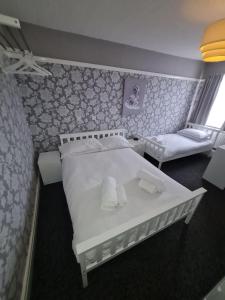 Triple Room room in Queens Plaza Hotel