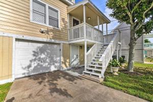 1 Mi to Seawall! Dog-Friendly Coastal Getaway