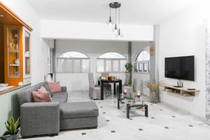 Irinis Sea View House