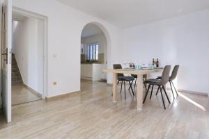 Beach front Holiday home Victoria in beautiful nature - by TA Leut Agency