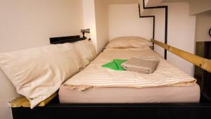 Flying Bed Apartment close to Prague Castle and Airport