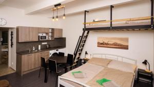 Flying Bed Apartment close to Prague Castle and Airport