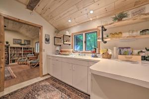 Secluded Family Cabin Less Than 1 Mi to Lake Michigan!