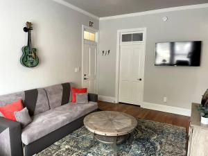 Cozy Quiet St Augustine Private Condo - 2bed, 1 bath, Sleeps 6, Steps to Historic St Augustine Center &Tourist Attractions, Restaurants, Cafes, Backyard, Porch