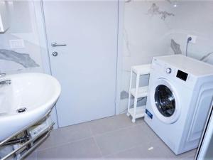 5-Person Caorle Apartment with Pool