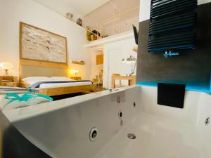 AQUAROOMS Luxury Suites