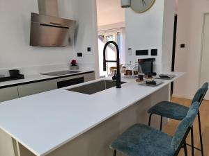 Cheapest LUXURY 4 STARS, Vorgesetzter 4 sterne apartments, 3 AC, 2 WC and comfortable 3 stars apartments 150m to sea, to Sandy and Pebble beach