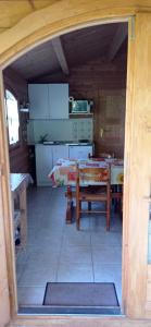 Chalet climatisé pour 2 personnes avec kitchenette, accès piscine, au sud d Aix-en-Provence, for non smokers-non vapoteurs only