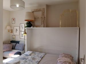 Appartements PARIS AUTHENTIC HOUSE Small, bright and calm studio : photos des chambres