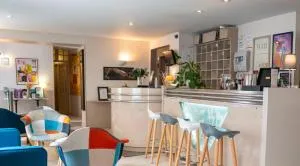 基里亚德尼姆中央酒店 - 尼姆