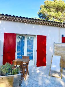 Hotels HoTEL LES VOLETS ROUGES - CASSIS : photos des chambres