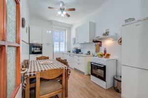 Large 100 m2 apt w balcony in the heart of Split