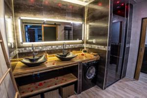 Appart'hotels Appart Hotel GLAM88 Suites avec SPA et Sauna Privatif : photos des chambres