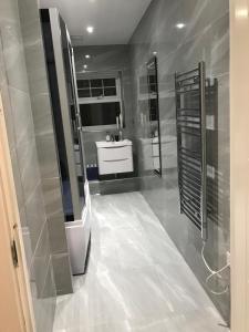 2 Double Bedroom Apartment in Edgware, London