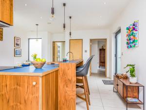 Modern 2 Bedroom City Apartment With Parking - Pass the Keys