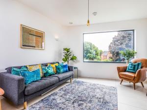 Modern 2 Bedroom City Apartment With Parking - Pass the Keys