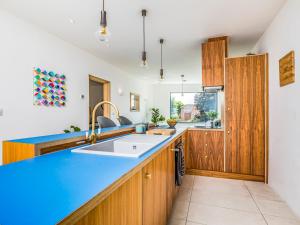 Modern 2 Bedroom City Apartment With Parking - Pass the Keys