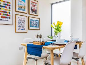 Modern 2 Bedroom City Apartment With Parking - Pass the Keys